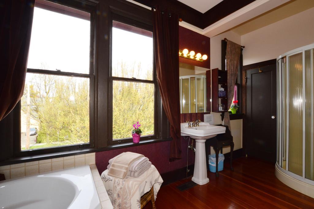 Marketa'S Bed And Breakfast Виктория Экстерьер фото